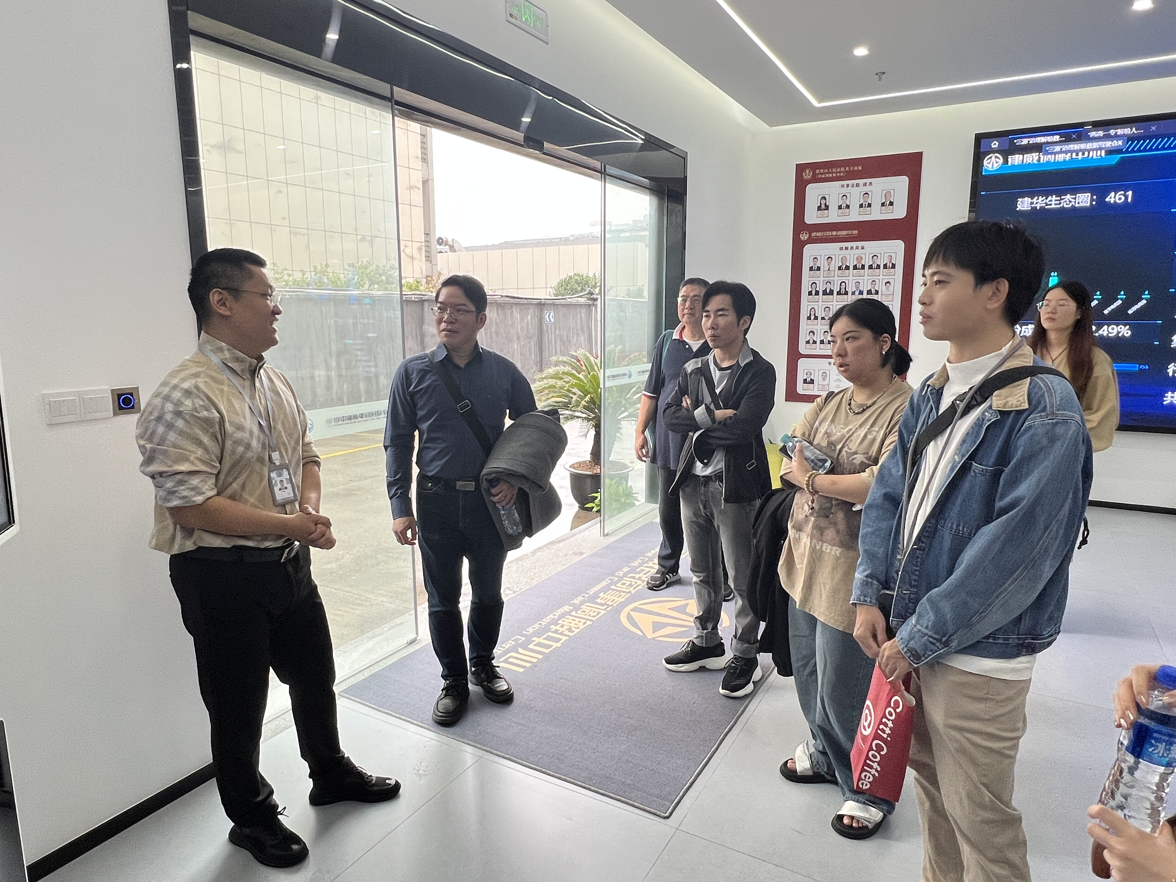 高雄青年大学生互换团到律威民商事排解中心参观进建