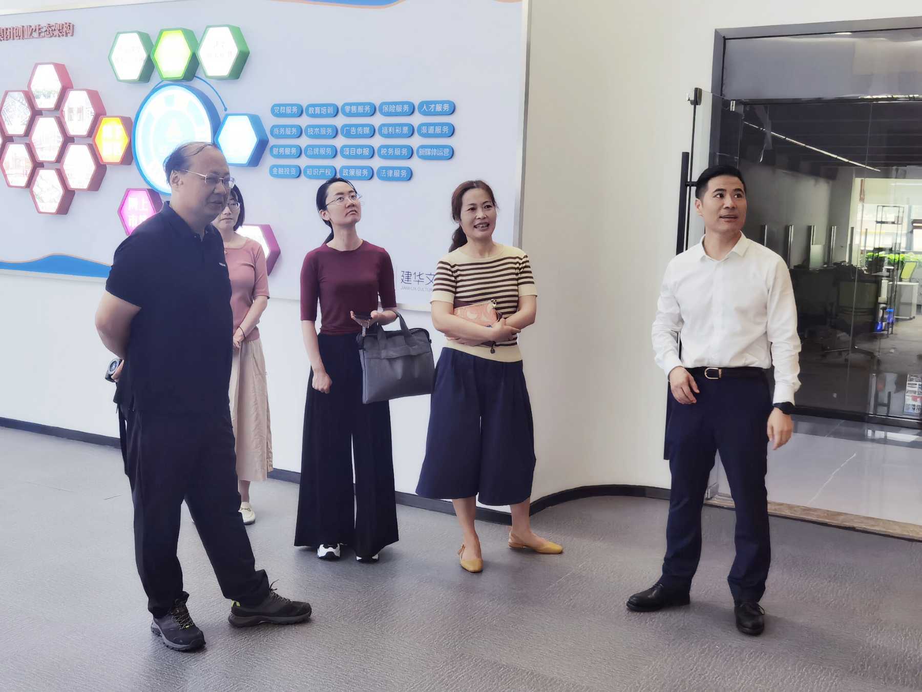 区政协副主席杨俊一行光临PP电子游戏文创集团调研