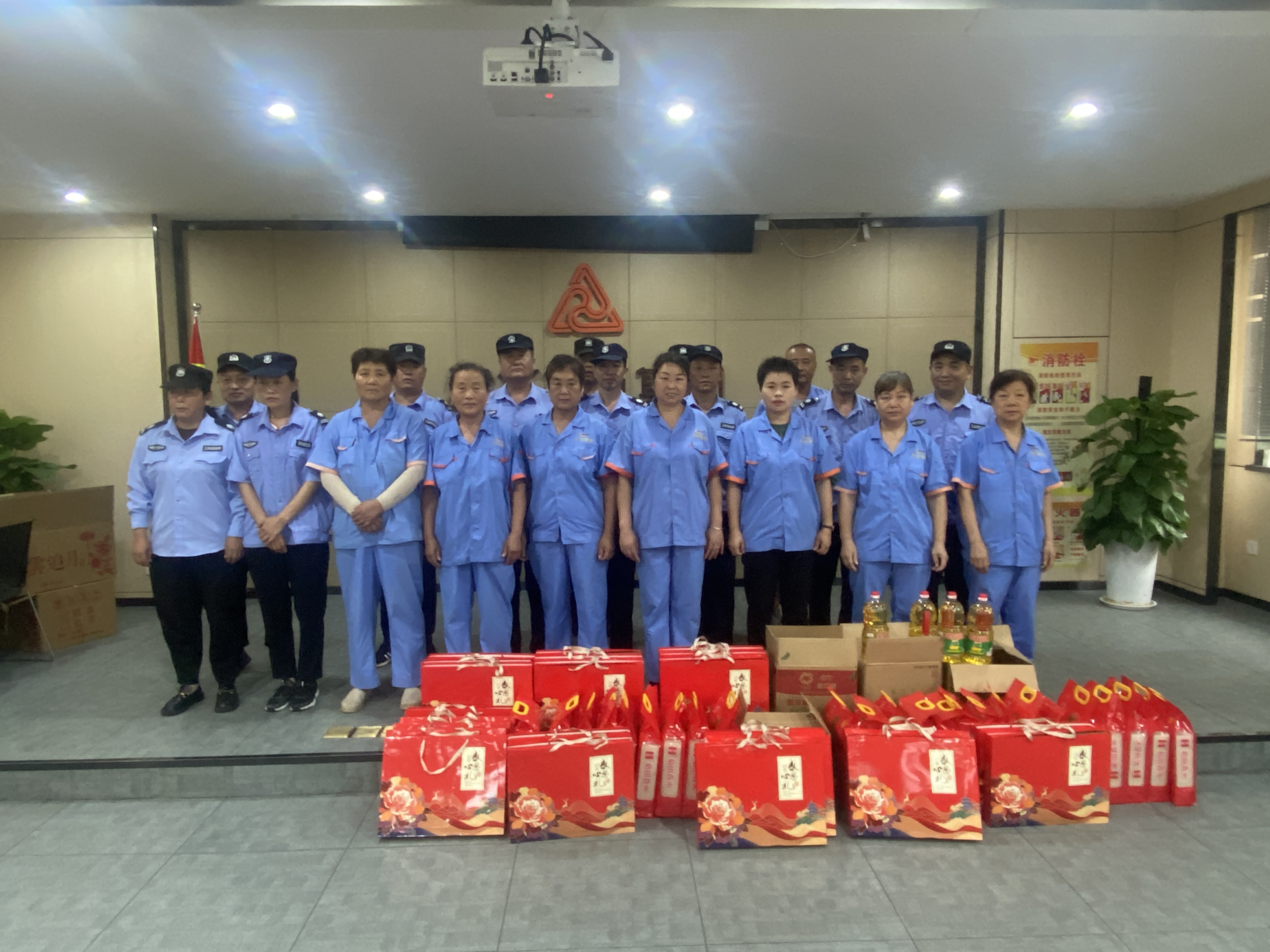 “浓情中秋节，慰问暖人心”——PP电子游戏文创集团工会发展一线职工慰问活动