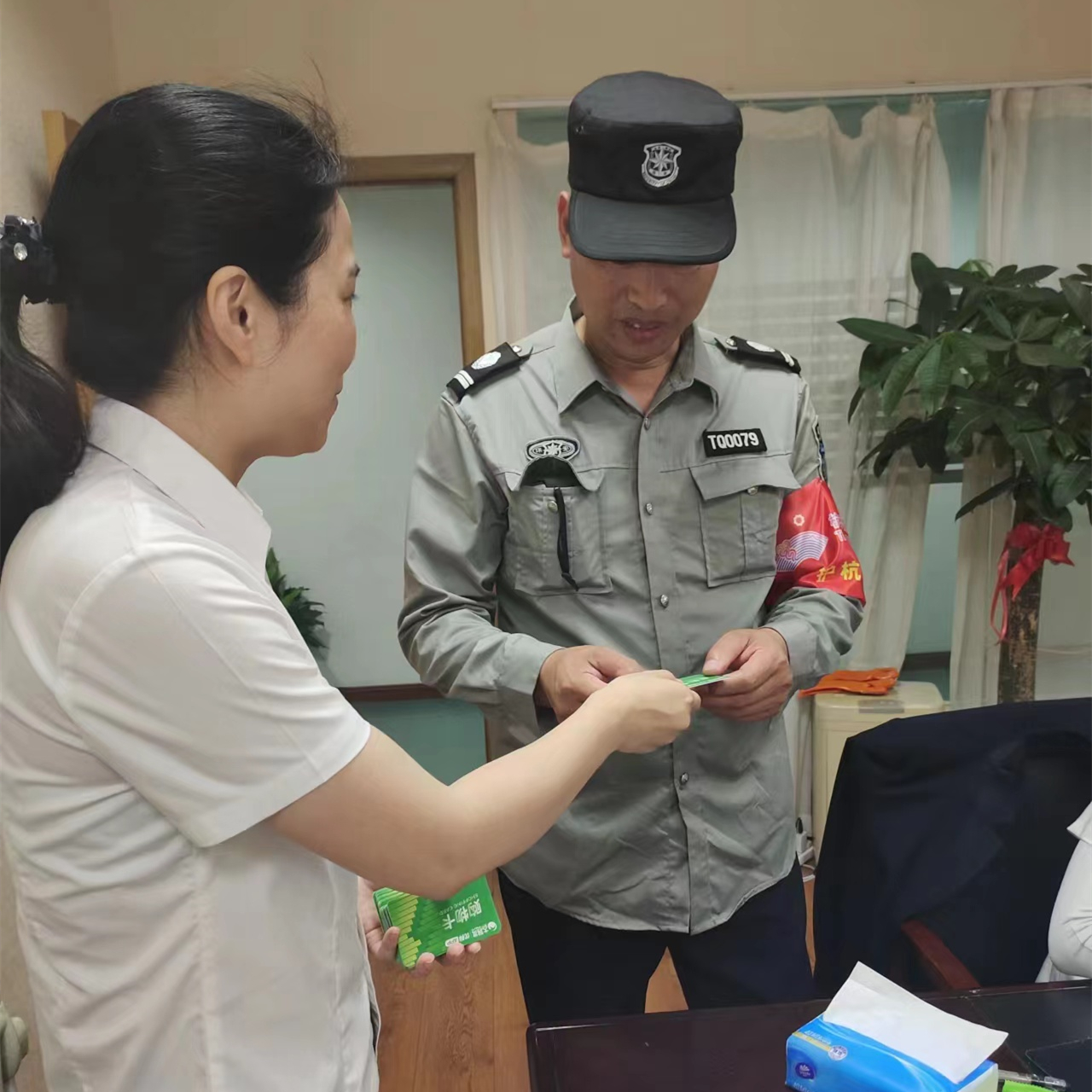 PP电子游戏市场工会为整个职工发放端午慰问品