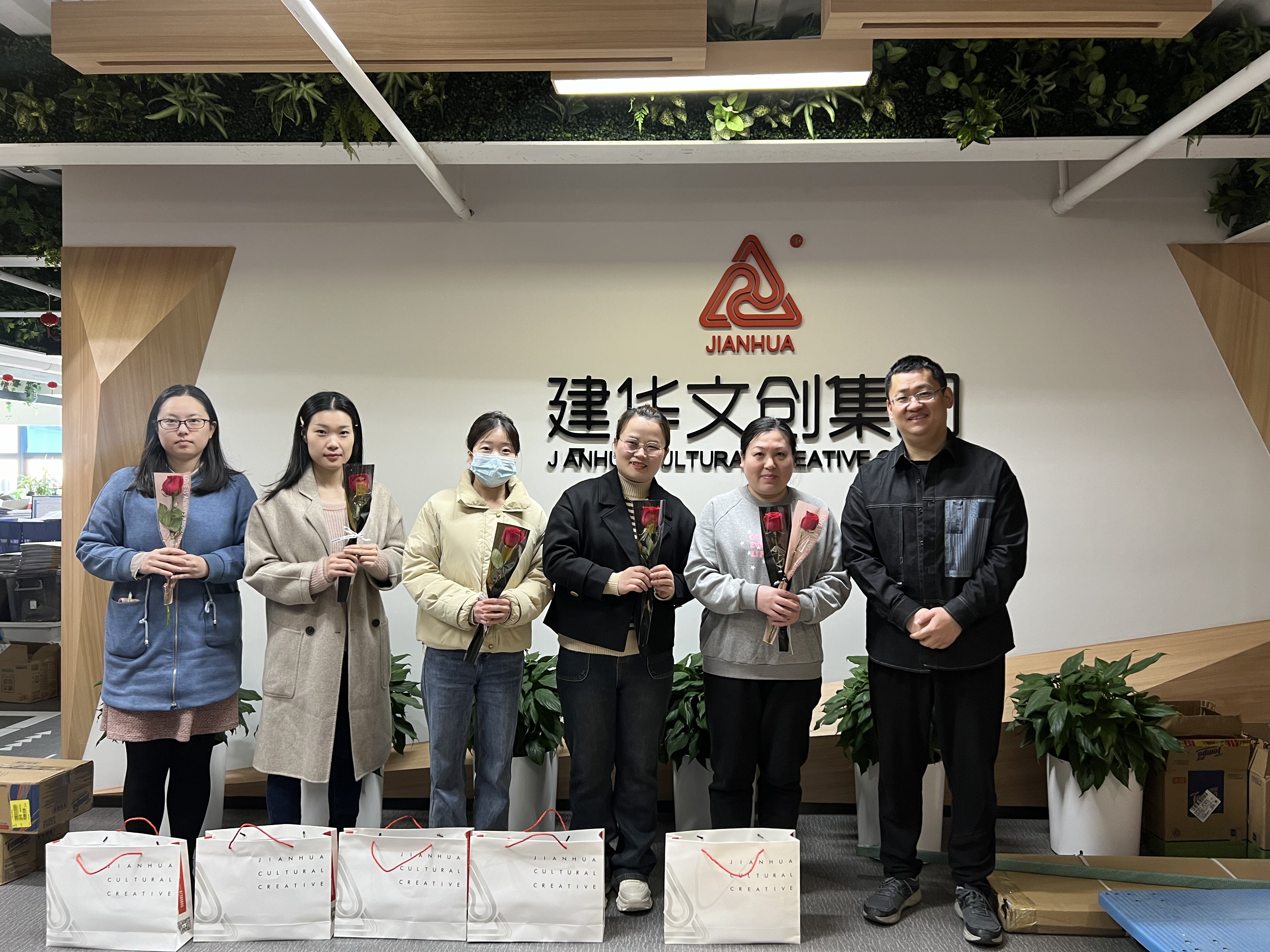PP电子游戏文创集团工会发展女神节慰问活动