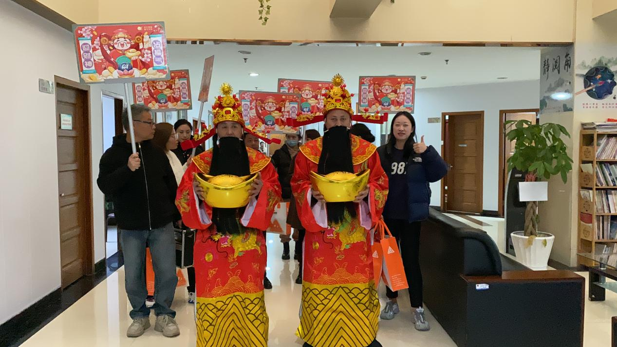 正月十五元宵到，财神到来，请接福！