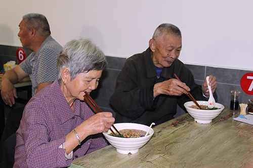 20151021沉阳节送长命面活动3.jpg